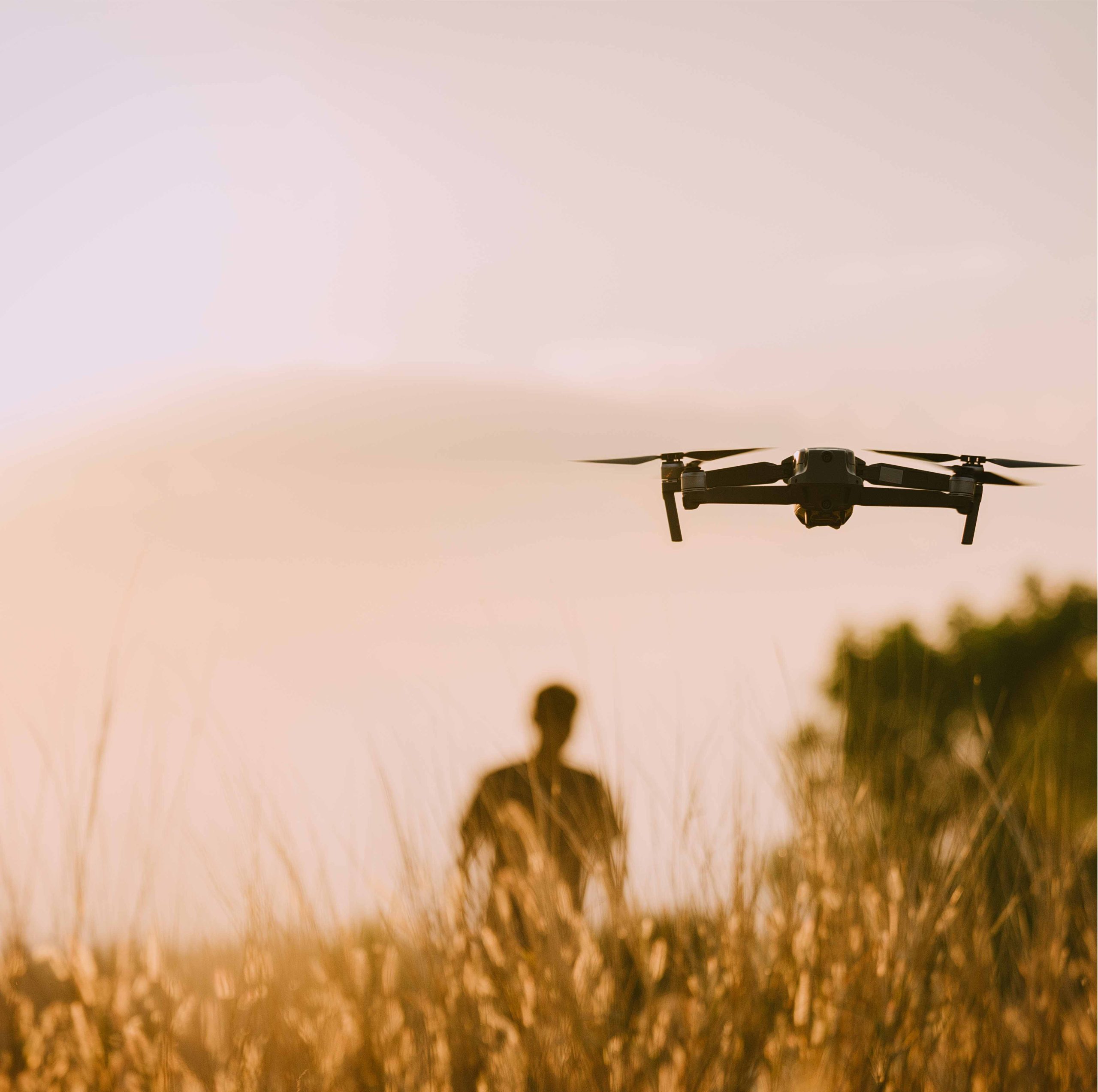 homem com o drone 1x1